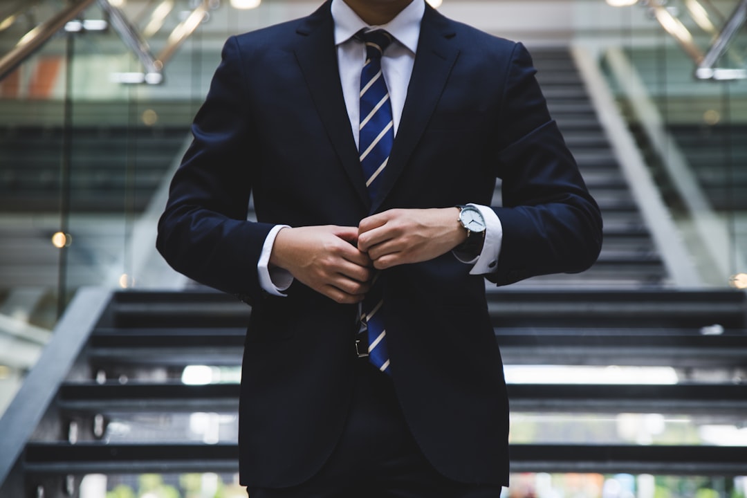 2025年企业工装定制趋势：面料创新与功能设计新方向